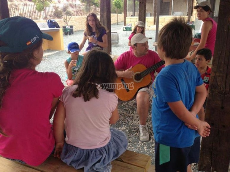 Cantando con la guitarra Cantando con la guitarra